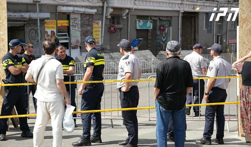 მობილიზებულია პოლიცია, გრძელდება სამუშაოები - რა ხდება სადგურის მოედანზე ახლა, სადაც საცხოვრებელი კორპუსის ნაწილი ჩამოინგრა?