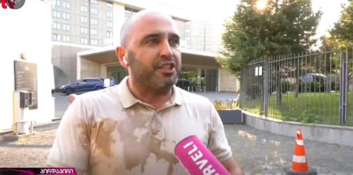 ლევან ხაბეიშვილს თავს დაესხნენ - მას პირდაპირ ეთერში ჩართვის დროს კვერცხი ესროლეს