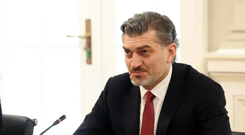 "ეს უფრო შეურაცხყოფს, რომ შენ საპირწონედ უყენებ სამშობლოს. ქეთევან წამებული მაინც არ გვყავდეს, კაცო, მოცემულობაში ხომ?!" - მიხეილ ყაველაშვილი