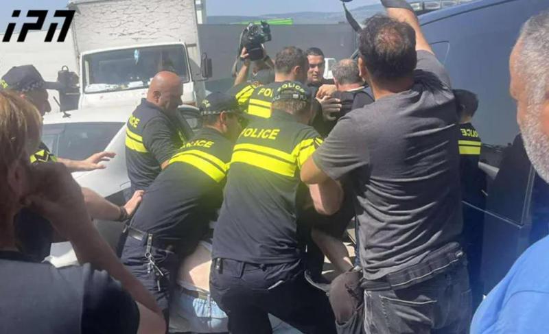 კვლავ ხმაურია თვალჭრელიძის ქუჩაზე, სადაც გამოსახლების პროცესი მიმდინარეობს - ცნობილი ხდება, რომ კიდევ რამდენიმე პირი დააკავეს