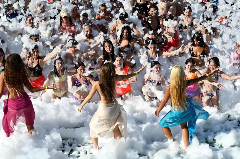 როგორ გავერთოთ „ჯინოში“ - იცოდით, რომ ყოველ ხუთშაბათს დაუვიწყარ „ქაფის ფართიზე“ დასწრება შეგიძლიათ?