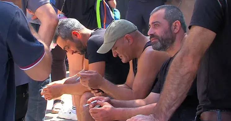 "სიცხიანი ბავშვები იყვნენ, წამალი და სიცხის საზომი არ მიაწოდეს. კაცი ცუდად გახდა და ძლივს სუნთქავდა" - რა ხდება თვალჭრელიძის ქუჩაზე