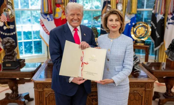 თამარ ტალიაშვილმა დონალდ ტრამპს თეთრ სახლში რწმუნებათა სიგელები გადასცა - "შეხვედრა ძალიან თბილ და მეგობრულ გარემოში ჩატარდა"