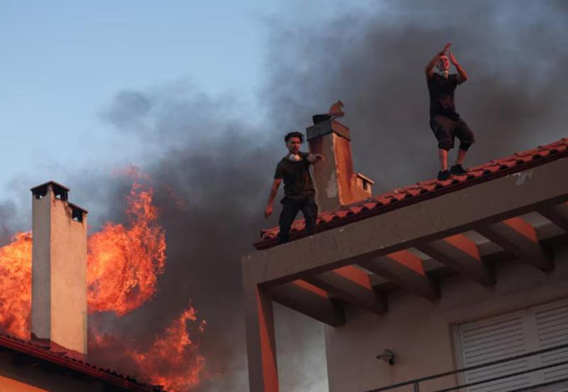 "ადამიანების სიცოცხლე საფრთხეშია" - დაშავებული მეხანძრეები, ევაკუაცია, განადგურებული ქონება და ტყის მასივები: საბერძნეთი, სადაც ხანძარი მძვინვარებს, დახმარებას ითხოვს (ფოტოები)