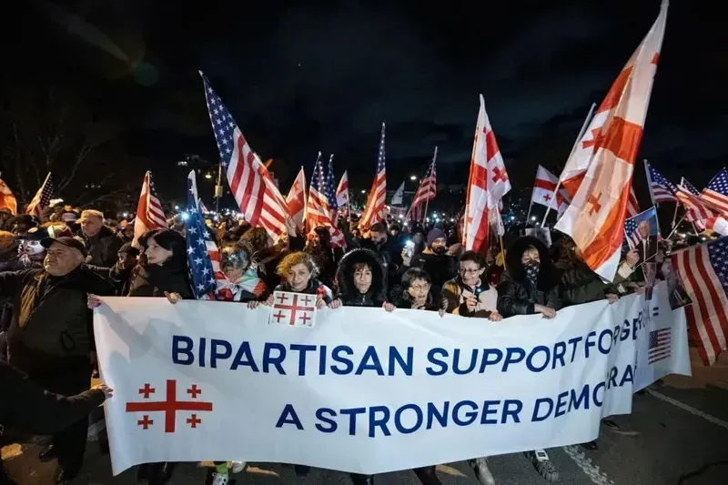 "სამი სენატორი შეცდომაში შეიყვანეს ლობისტურმა ჯგუფებმა, რომლებიც ამტკიცებენ, რომ "MEGOBARI აქტი“ მთელ ერს ასანქცირებს" - რას წერს ჟურნალისტი ალექს რაუფოღლუ