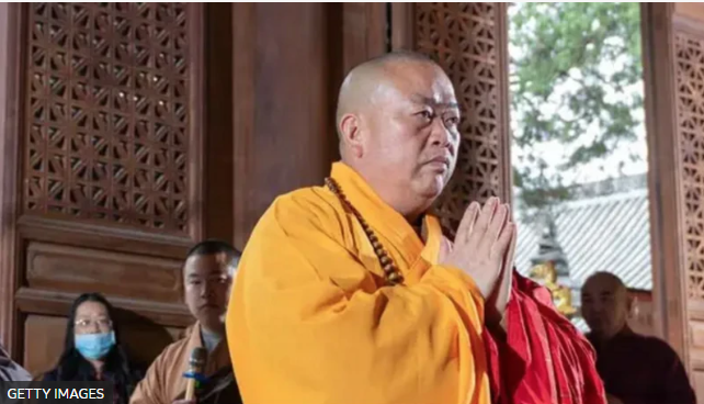 ფლანგვა და ამორალური ცხოვრების წესი - შაოლინის მონასტრის წინამძღვრის წინააღმდეგ გამოძიება დაიწყო: რას ედავებიან მას?