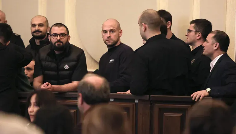 თბილისის სააპელაციო სასამართლოში მსახიობ ანდრო ჭიჭინაძის, იუმორისტ ონისე ცხადაძისა და კიდევ 9 პირის სასამართლო პროცესი მიმდინარეობს