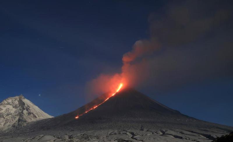 კამჩატკაზე მომხდარი ძლიერი მიწისძვრის შემდეგ, რუსეთში ვულკანმა დაიწყო ამოფრქვევა