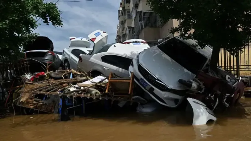 44 გარდაცვლილი, დაკარგულები და 80 000 ევაკუირებული - ჩინეთში ძლიერი წვიმის შედეგად წარმოქმნილ წყალდიდობას ებრძვიან