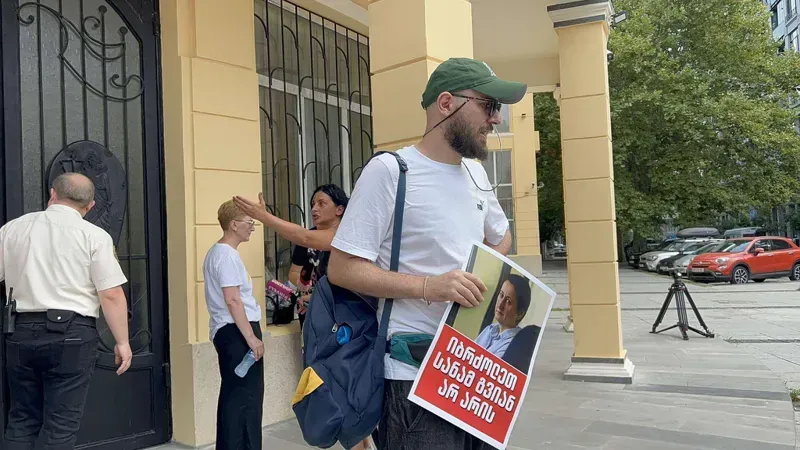 "თავისუფლება მზია ამაღლობელს“ - ამ შეძახილებით ბათუმის საქალაქო სასამართლოსთან, მზია ამაღლობელის მხარდამჭერები აქციას მართავენ