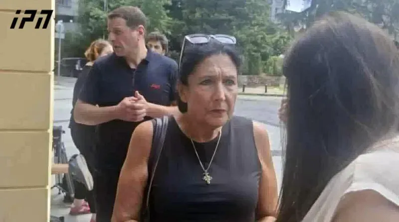 სალომე ზურაბიშვილი მზია ამაღლობელის პროცესზე დასასწრებად ბათუმის საქალაქო სასამართლოში მივიდა