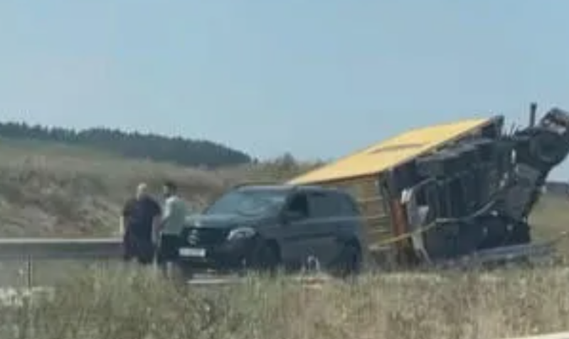 სურამთან სატვირთო ავტომობილი გადაბრუნდა - შემთხვევის გამო ავტომაგისტრალზე მოძრაობა შეფერხდა