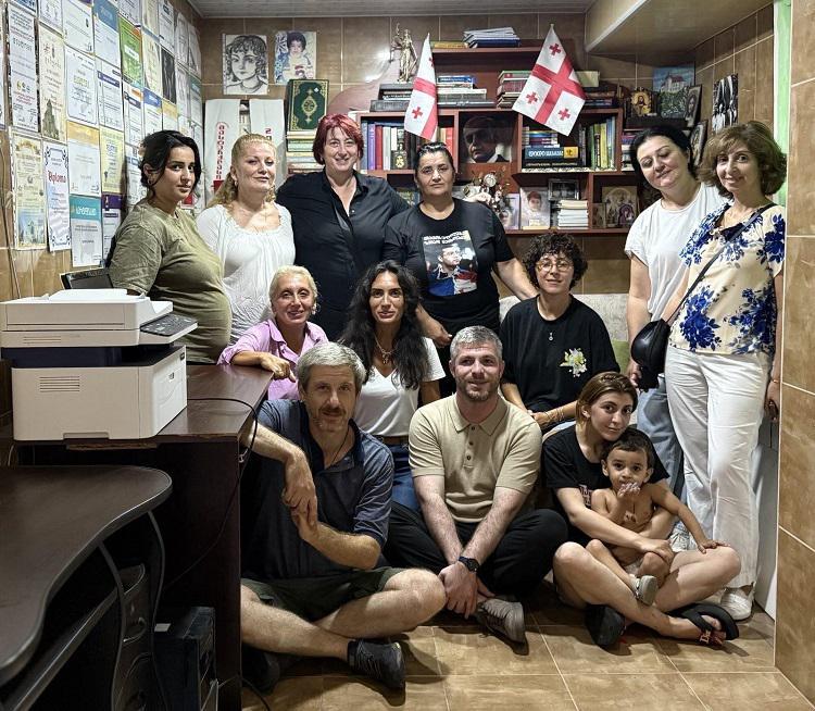 “ეს ზვიად ცეცხლაძის სამეცადინო ოთახია, ოთხივე კედელი სავსეა დიპლომებით, სიგელებით - როგორი ცხადია სხვაობა ვინ აპატიმრებს და ვის იჭერენ!?“ - ირაკლი კუპრაძე