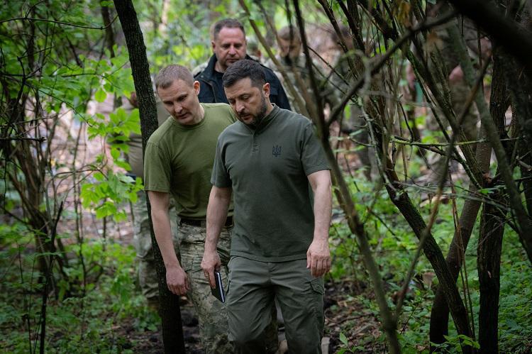 ვოლოდიმირ ზელენსკი ფრონტის ხაზზე მყოფ ჯარისკაცებს ეწვია