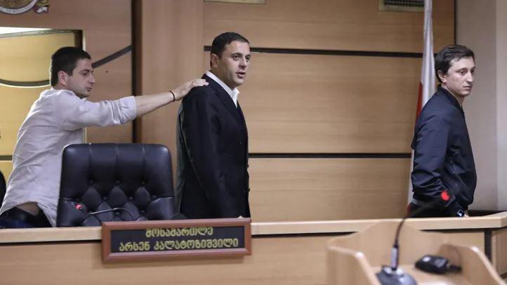 მოსამართლემ არ დააკმაყოფილა რომეო მიქაუტაძის ადვოკატის შეთავაზება 100 000-ლარიანი გირაოს, საგამოძიებო ორგანოში გამოცხადებისა და ელექტრონული სამაჯურის შესახებ