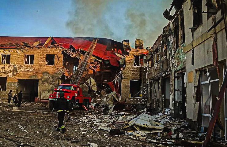 აგრესორმა რუსეთმა ხარკოვის ოლქის ქალაქ ლოზოვაიაზე მასირებული შეტევა განახორციელეს - დაშავებულია 10 ადამიანი, მათ შორის 2 ბავშვი (ფოტო)