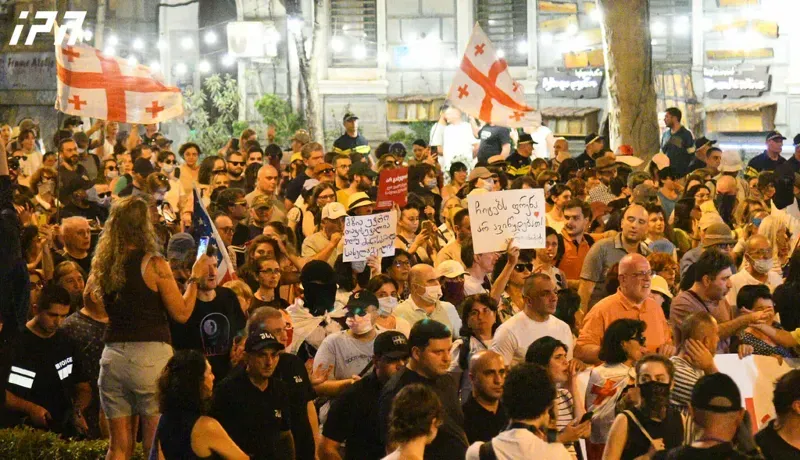 ფილარმონიიდან რუსთაველის გამზირის მიმართულებით მზია ამაღლობელის მხარდასაჭერი მსვლელობა იმართება