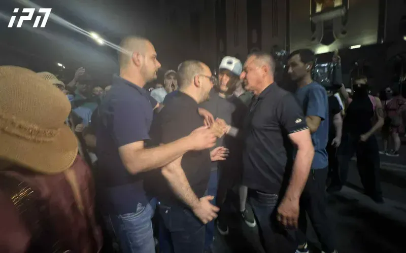 აქციაზე მოქალაქეები გრიგოლ გეგელიას დაუპირისპირდნენ - რა მოხდა პარლამენტთან? (ვიდეო)