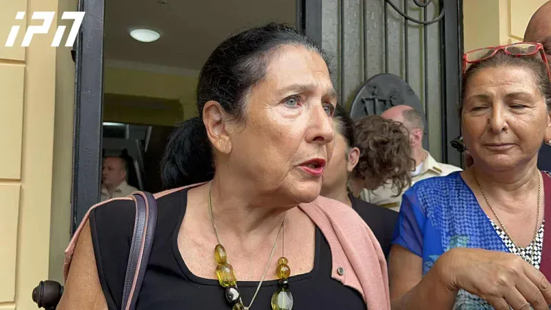 ბათუმის საქალაქო სასამართლოში, სადაც მზია ამაღლობელის განაჩენი უნდა გამოცხადდეს, სალომე ზურაბიშვილი მივიდა