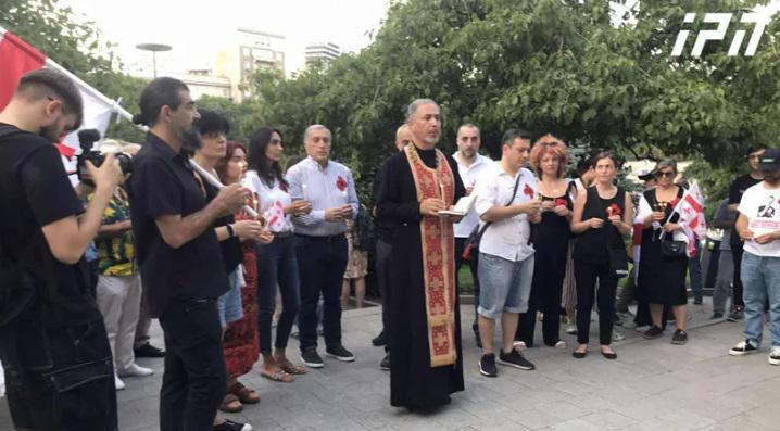 გმირთა მოედანზე, მემორიალთან აქციის მონაწილეები იკრიბებიან, რომლებიც დაღუპულ გმირებს პატივს მიაგებენ - ისინი რუსთაველის გამზირისკენ მსვლელობას მოაწყობენ