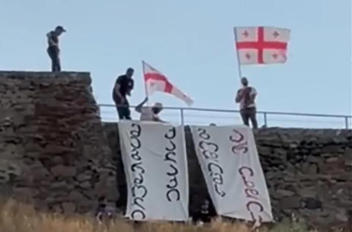 "ნაომარი ქალაქი ბოდიშს არ იხდის” - აქცია გორში აგვისტოს ომის წლისთავზე და სიტყვიერი დაპირისპირება