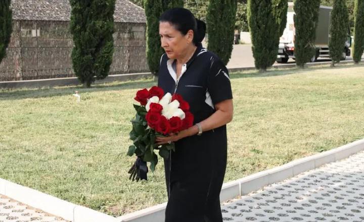 "ჩვენ არ ვართ მშვიდობის კუნძული, როგორც ამას ხელისუფლება აცხადებს - დღეს ვართ სწორედ ომის კუნძული მშვიდობიან რეგიონში, რადგან აქ მიმდინარეობს ჰიბრიდული ომი" - სალომე ზურაბიშვილი