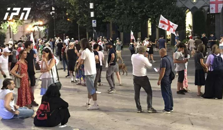 პარლამენტთან აქცია განახლდა - მოქალაქეებმა რუსთაველის გამზირი გადაკეტეს