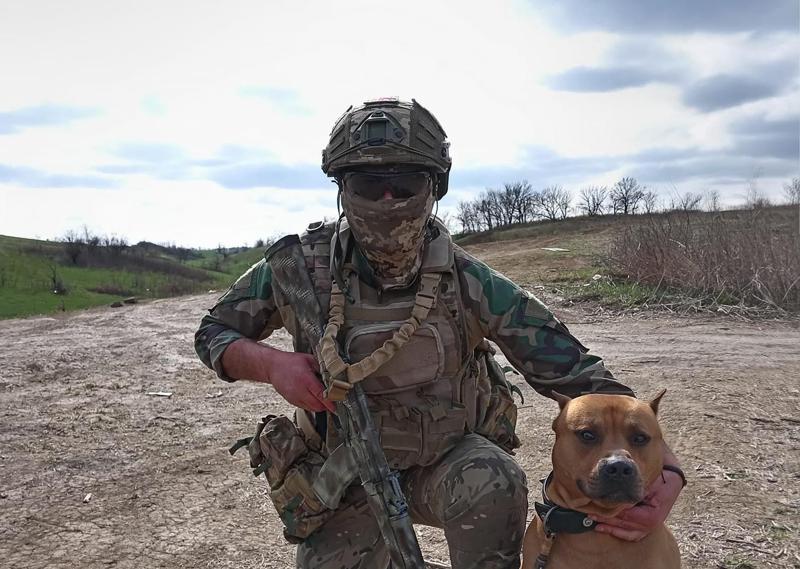 "რუსებმა ახალი მეთოდები მოიგონეს - სანგრებში გაზის კაფსულებს ყრიან... არის ადგილები, სადაც რუსების საზღვრებამდე მივწიეთ" - ქართველი მებრძოლი ფრონტის ხაზზე არსებულ ვითარებაზე