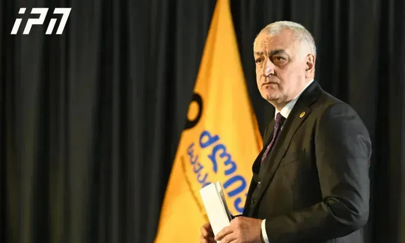 "12 საათში ქართველმა ხალხმა უნდა გავაკეთოთ ერთადერთი სწორი არჩევანი და უარი ვუთხრათ ივანიშვილის რუსულ რეჟიმს - არასდროს დანებდეთ, მოდით ხვალ არჩევნებზე!" - მამუკა ხაზარაძე