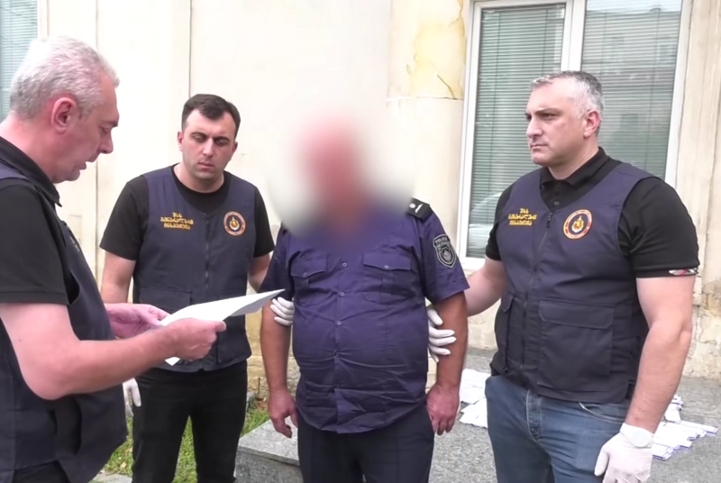 შსს-ს გენინსპექციამ ნარკოდანაშაულის ბრალდებით 3 პირი დააკავა - დაკავებულებიდან ერთ-ერთი უბნის ინსპექტორია