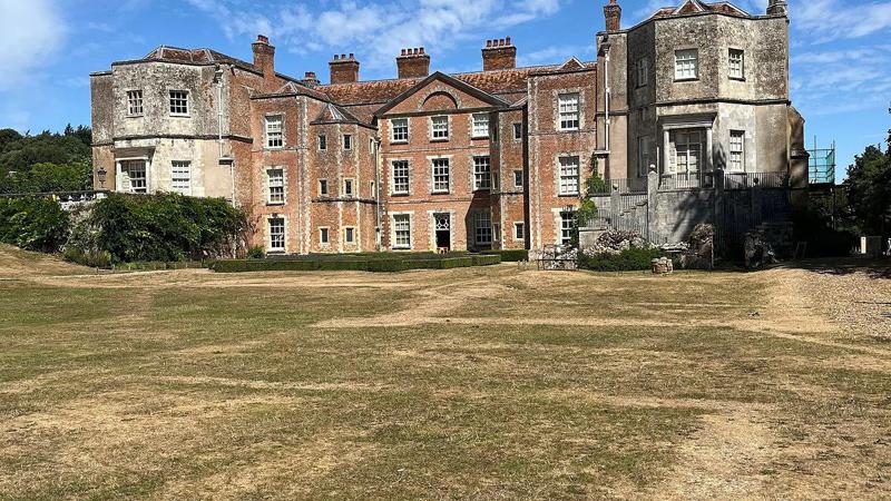 ბალახებს მიღმა დაფარული ისტორია - ექსტრემალურმა სიცხემ დიდი ბრიტანეთის ისტორიული ნაგებობების ნაშთები გამოავლინა