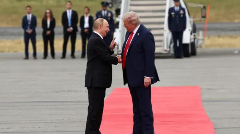 დონალდ ტრამპი და ვლადიმერ პუტინი ალასკაში ჩავიდნენ - ისინი ტრაპთან გაშლილ წითელ ხალიჩაზე შეხვდნენ ერთმანეთს (ფოტოები)