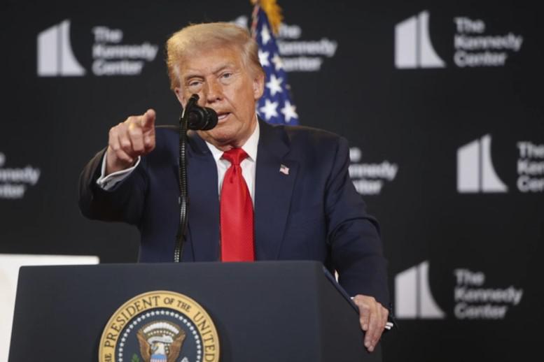 “ფსონები მაღალია“ - დონალდ ტრამპი ალასკაში გაფრენამდე