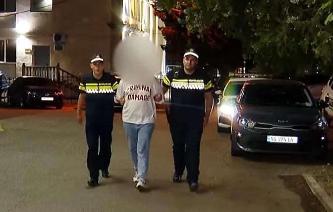 საპატრულო პოლიციამ ქრთამის მიცემისა და ყალბი დოკუმენტის გამოყენების ბრალდებით ერთი პირი დააკავა