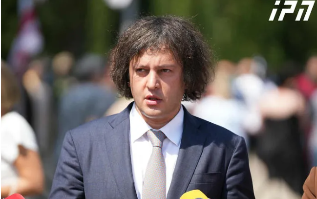 "პრეზიდენტის სასახლის ღობე იყო ჩვეულებრივ მდგომარეობაში - შეგიძლიათ ჩაატაროთ ექსპერიმენტი, ნებისმიერ რკინის ღობეს იგივე რაოდენობის ადამიანებით მიადგეთ და გადაანგრევთ" - ირაკლი კობახიძე