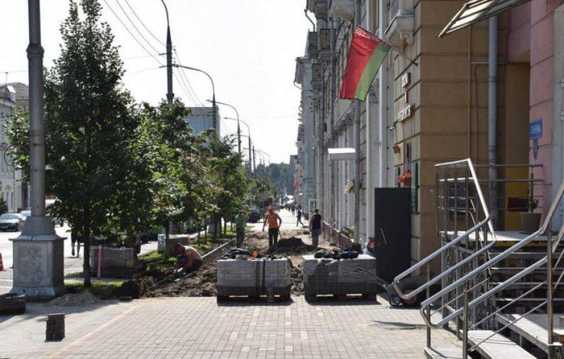 ბელარუსში სკოლის მოსწავლეებს ქუჩაში ფილების დაგება აიძულეს, ვინც სწორად ვერ დააგო, ააყრევინეს და თავიდან გააკეთებინეს - "რაც მოხდა, მონობა იყო"