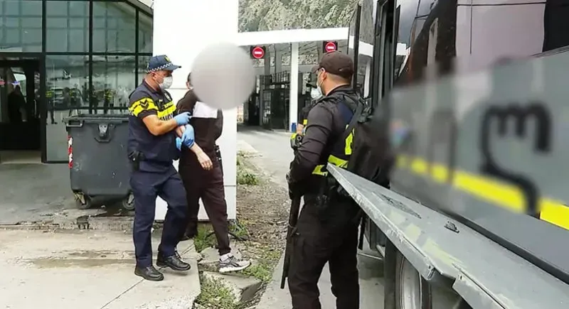 "დარიალთან" მყოფი უკრაინის 65 მოქალაქე სამშობლოში დაბრუნდა - რა კადრებს ავრცელებს შსს?