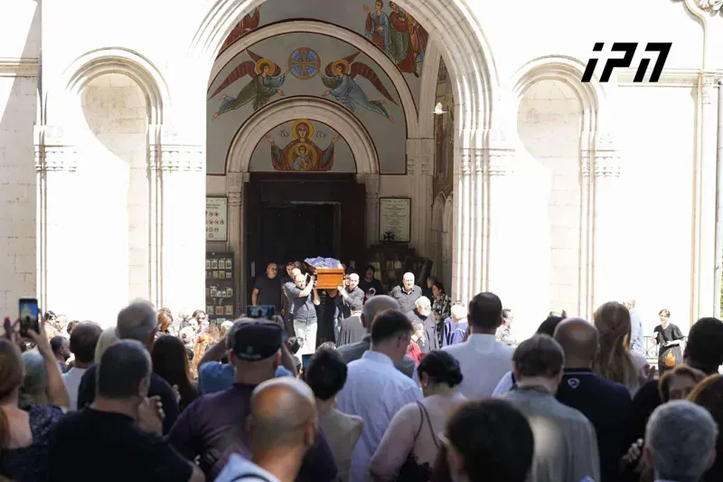 მამუკა ჩარკვიანი საბურთალოს სასაფლაოზე დაკრძალეს