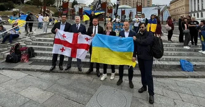 "აქ ვართ, რათა ქართველი ხალხის მხარდაჭერა და სოლიდარობა ჩამოვუტანოთ უკრაინელ ხალხს" - "ნაციონალური მოძრაობის" ლიდერები უკრაინაში ჩავიდნენ