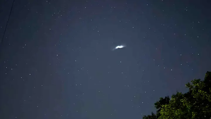 აშშ-ის პროვინციული ქალაქი ცაზე გამოჩენილმა უცნაურმა დისკმა შეაშფოთა - უცხოპლანეტელები თუ ნათება სრულიად ბანალური მიზეზით?