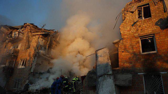 რუსეთმა უკრაინაზე კომბინირებული თავდასხმა განახორციელა - კიევში დაიღუპა სულ მცირე 4 ადამიანი, მათ შორის ბავშვები: ნანგრევებში მოყოლილებს ამ დრომდე ეძებენ (ფოტო/ვიდეო)
