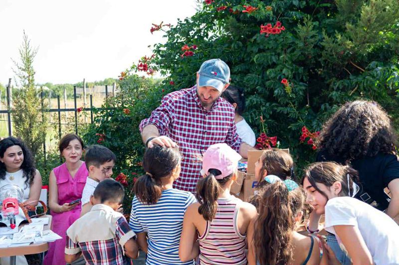 შინდისში მცხოვრებ მოსწავლეებს გიორგი კეკელიძე ესტუმრა და "ბიბლუსისგან" სასკოლო ინვენტარი გადასცა