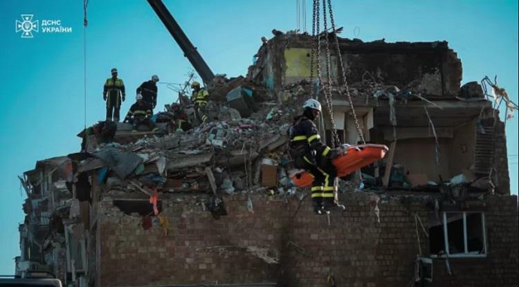 კიევში რუსეთის მიერ განხორციელებული დარტყმების შედეგად დაღუპულთა რაოდენობა 22-მდე გაიზარდა - მათ შორის 4 ბავშვია: მაშველები ნანგრევებში მოყოლილებს ისევ ეძებენ (ფოტო/ვიდეო)