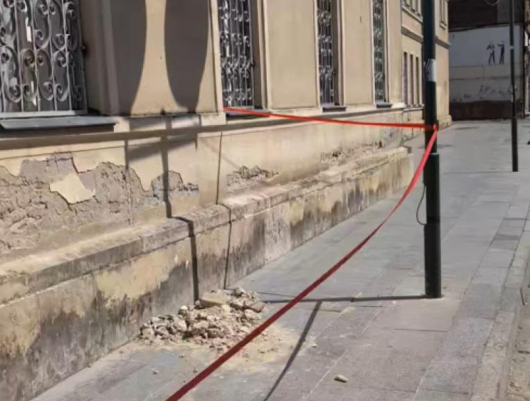 ქუთაისში, მესამე სკოლის შენობიდან კარნიზის ნაწილი ჩამოიშალა - kutaisipost.ge