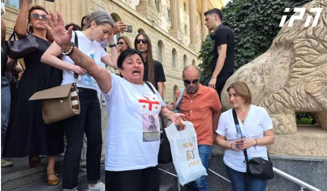 "ჩვენი შვილები სიცილით შეეგებნენ განაჩენს, ირაკლი კობახიძე კი ხალხში ვერ გავა ვერასდროს! ბრძოლა ბოლომდე!" - თორნიკე გოშაძის დედა