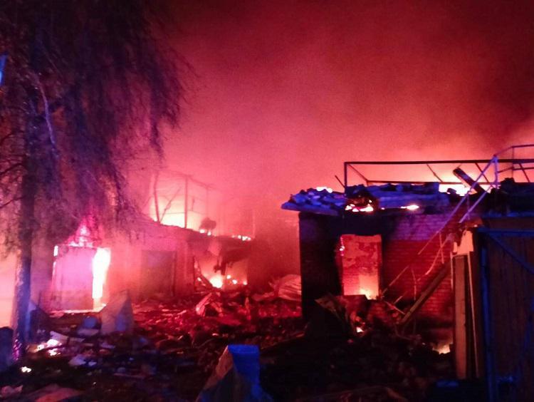 რუსულმა ძალებმა უკრაინას შეუტიეს - დაიღუპა ერთი მშვიდობიანი მოსახლე, დაიწვა საცხოვრებელი შენობები