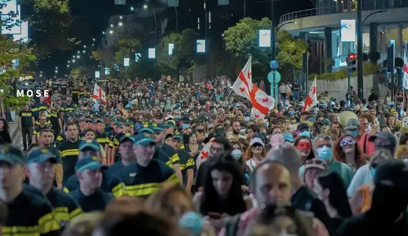 8-9 სექტემბერს, მელიქიშვილზე განვითარებულ მოვლენებთან დაკავშირებით 3 პირი დააკავეს - შსს-ს ინფორმაციით, დაკავებულთაგან ორმა აქციის მონაწილეებზე ფიზიკურად იძალადა, ერთმა კი კალაძის საარჩევნო ბანერი დააზიანა