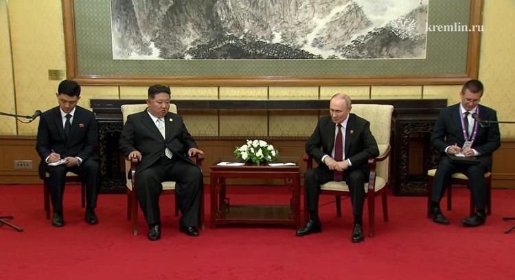 “ჩვენი ქვეყნები ნაციზმის, ფაშიზმისა და მილიტარიზმის წინააღმდეგ საერთო ბრძოლაში მონაწილეობდნენ“ - ვლადიმერ პუტინი კიმ ჩენ ინს