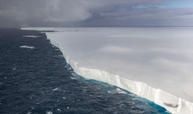 მსოფლიოში ყველაზე დიდი აისბერგი იშლება - რას აცხადებენ მეცნიერები მიმდინარე პროცესზე