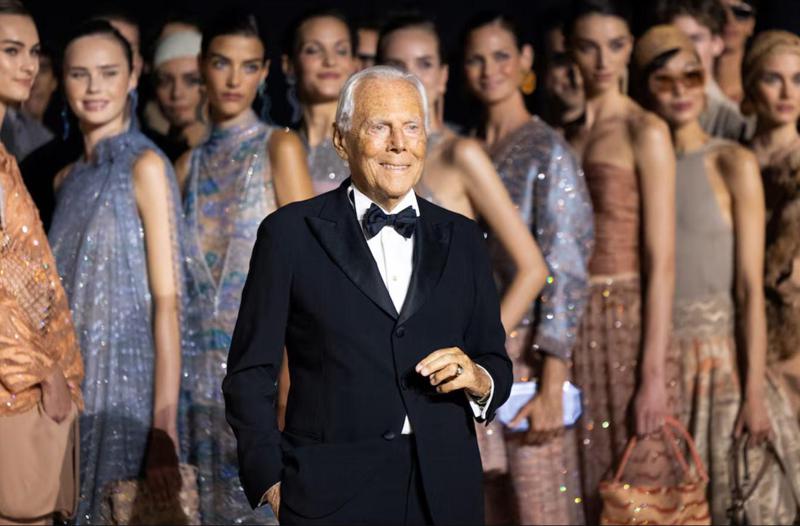 “ბავშვობის პირველი მოგონება შიმშილი იყო, ქუჩაში ჭურვების ნამსხვრევებთან თამაშობდა, სანამ ერთ-ერთი არ აფეთქდა...“ - რევოლუციონერი დიზაინერის, ჯორჯო არმანის ცხოვრება და ეპოქა, რომელიც მასთან ერთად დასრულდა